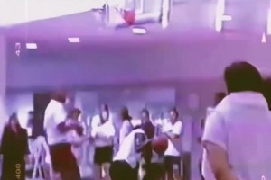 这身材雕刻地太完美了！乔丹当年退役后在健身房打球~