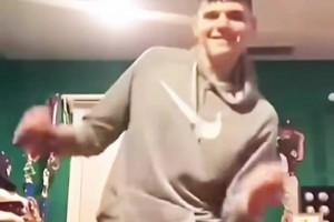 你敢信这小子未来是NBA前板怪兽早期克林根也是逗比属性啊