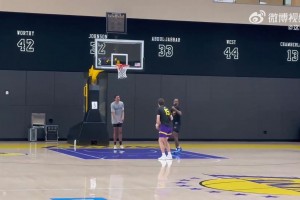 不错的迹象！里夫斯在今天球队训练后进行罚球练习