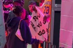 细心老父亲❤️老詹与女儿拥抱，先用毛巾挡住臭汗